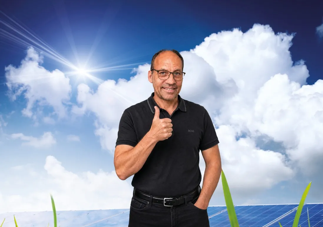 Thorsten Schüßler, Inhaber von Balear Haustechnik, vor blauem Himmel mit Solaranlage